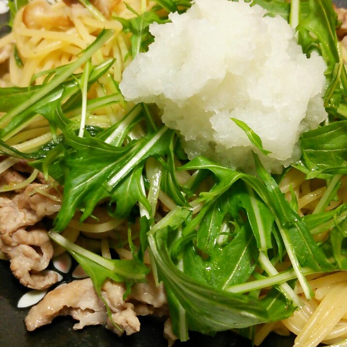 豚肉と水菜とブナピーのパスタ、大根おろしのせ